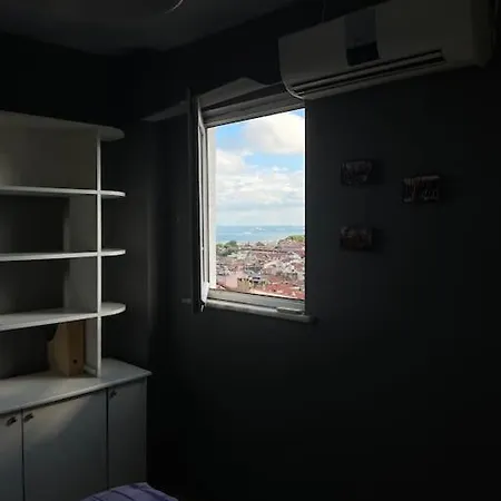 Sun-filled Flat With A Great View By Daisy
