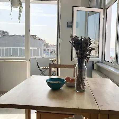 Sun-filled Flat With A Great View By Daisy * Istambul