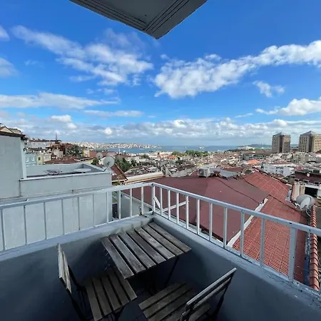 Sun-filled Flat With A Great View By Daisy * Istambul
